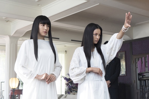 ロングヘアになったりと、ルックスの変化にも注目!(『コンフィデンスマンJP』)