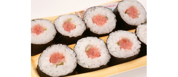 キハダマグロのまろやかな口溶け「三崎港水揚げまぐろ ねぎとろ巻き」(360円)/ファミリーマート　※12月17日(金)発売