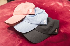 「SNOOPY CAP」(税抜・各6000円)。ピンクとデニム、ブラックの3色を展開