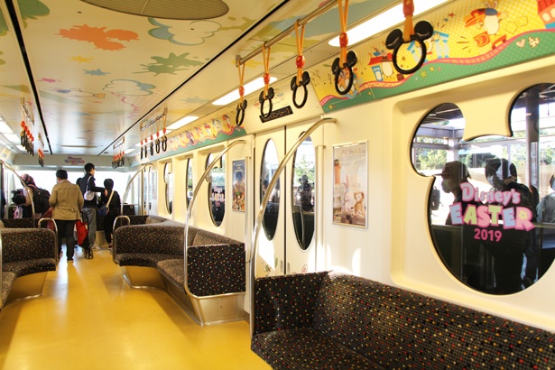 「ディズニー・イースター・ライナー」の車内。写真は東京ディズニーランドの「ディズニー・イースター」をイメージした車両