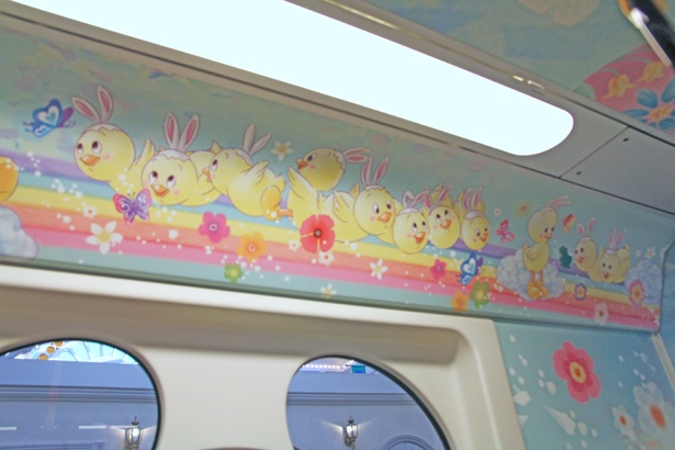 東京ディズニーシーの「ディズニー・イースター」をテーマにした車両では、たくさんの“うさピヨ”に会うことができる