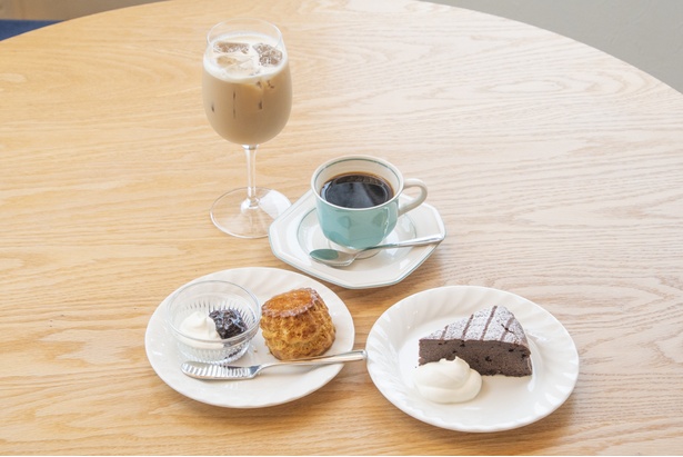 奥から時計回りに、海猫珈琲店のドリンク「カフェオレグラッセ(600円) 」「海猫ブレンド(550円) 」「ショコラ・クラシック(450円) 」「スコーン(250円) 」