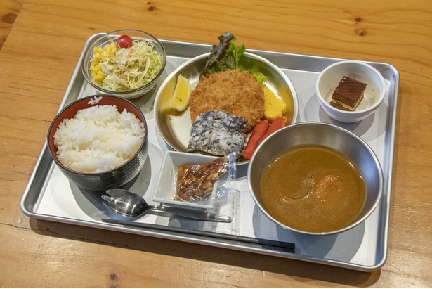 道の駅　保田小学校の「里山食堂」で食べられる「保田小給食(1000円)」