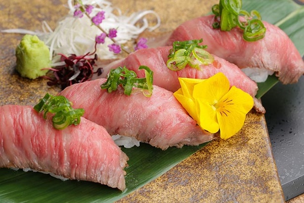 低温でじっくりとレアに仕上げた「和牛レア肉寿司」