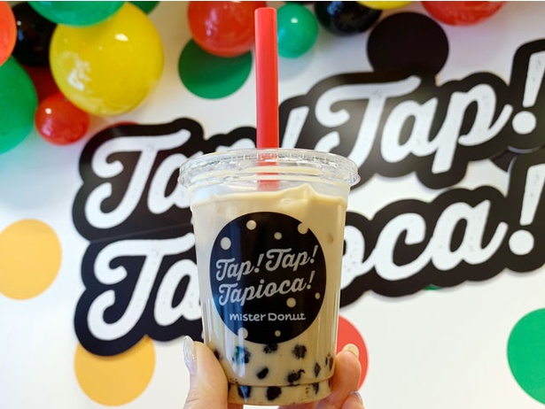 【写真を見る】ミスタードーナツから登場した「タピオカ ミルクティ」(486円)
