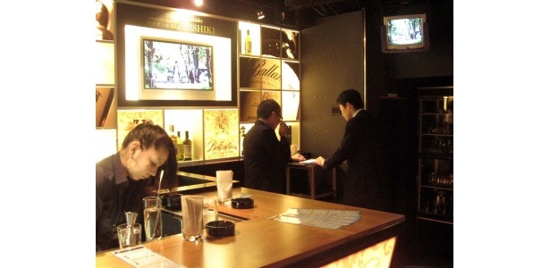 立ち飲みを含め、席は約20席
