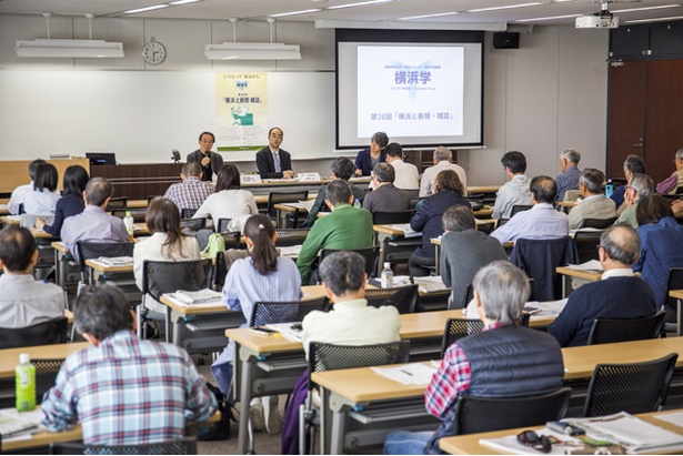 【写真を見る】新聞・雑誌の歴史と未来について語られた今回の講義。会場には熱心にメモを取る受講者の姿も見られた