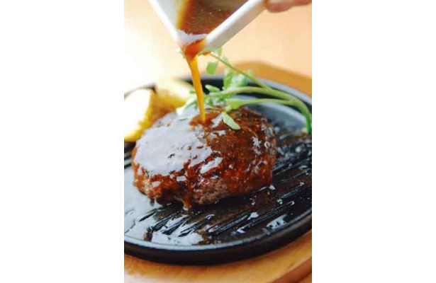 石窯焼き プレミアムハンバーグステーキ レギュラー1360円（予定）サラダバー、ライス、スープがセット。