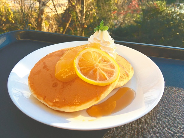 さわやかな味わいの「レモンのパンケーキ」(650円)