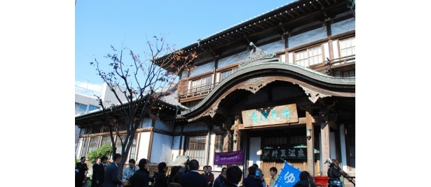 明治12年（1879）創設の「竹瓦温泉」。当初は竹屋根葺きで、その後瓦葺きに改築されたため竹瓦温泉の名称がついたとか