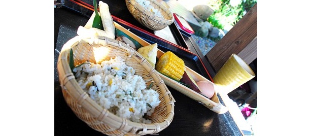 昼食の「地獄釜蒸し料理」。手羽先、サトイモ、トウモロコシ、サツマイモ、ジャガイモ、ゆで卵、山菜おこわ