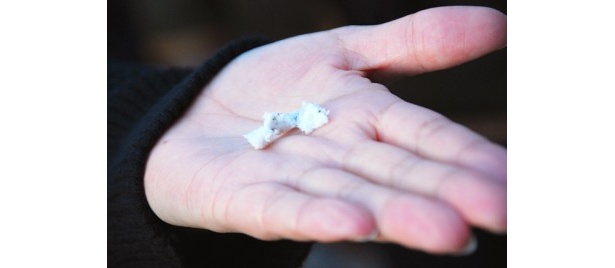 湯の花。繊細で、触るとほろほろ崩れていく