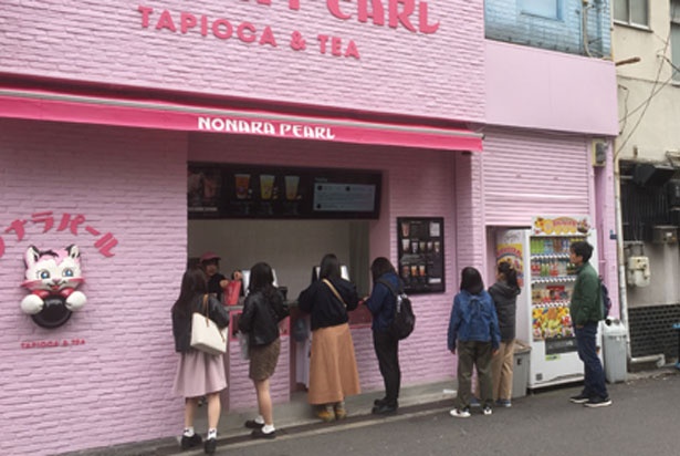 ピンクで統一された店舗には、マスコットキャラクター「ノナラくん」が描かれている/ノナラパール 心斎橋店