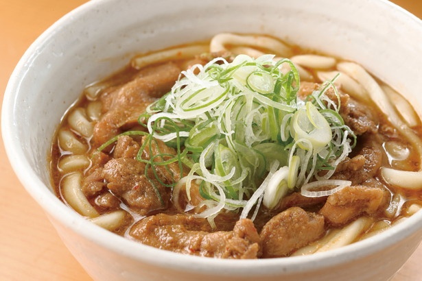 「麺処 なつつばき」もリニューアル。新メニューの「鶏ちゃんうどん」(920円)は絶品だ/「道の駅 古今伝授の里 やまと」