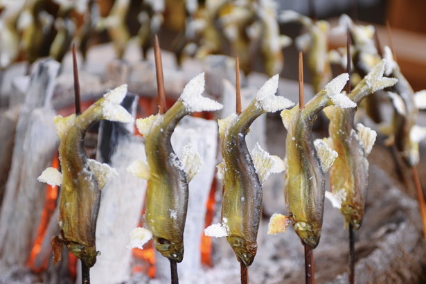 「鮎の塩焼き」(1本500円～)。年間2万6000本も売れる不動の一番人気。炭火でじっくり焼くため骨まで味わえる/「道の駅 古今伝授の里 やまと」