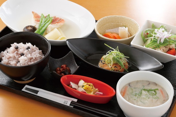 「四季食彩レストランおがたま」の「おがたまヘルシーランチ」。郡上の食材と調味料を極力使用。内容と価格は月替り/「道の駅 古今伝授の里 やまと」