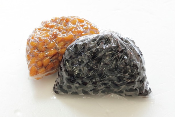 「煮豆 白」(300円)、 「煮豆 黒」(350円)。じっくり炊き、優しい甘さとふっくらとした食感に。1日100袋売れることもある/「道の駅 おばあちゃん市・山岡」