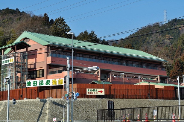 宿泊施設も備えた新館。館内に食事処もあり、バラエティ豊かな定食や総菜が楽しめる/「道の駅 池田温泉」