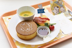 ポチが描かれたパンケーキがキュートな「ポチのふぁふぁパンケーキ＆オムレツ」(1480円)