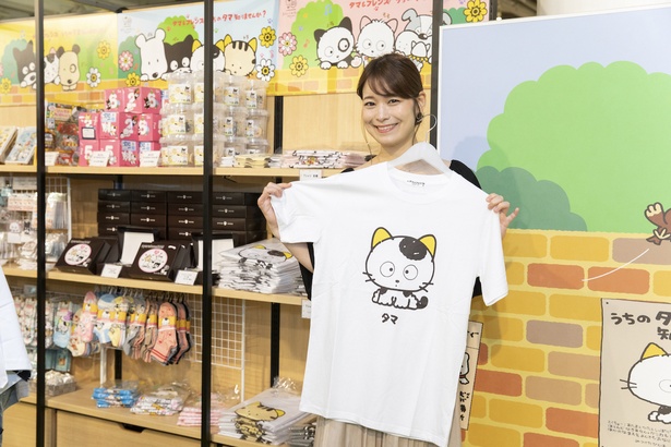 「Tシャツ」(1620円)。「ちょこんと座っているタマが愛らしいですね」(佐古さん)