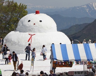 湯沢高原に巨大雪だるま登場！新潟県湯沢町で「春の雪まつり」開催中