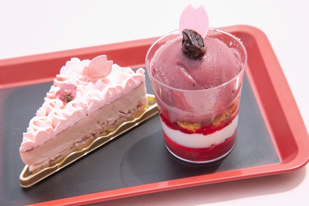 展望カフェ「桜カフェ FUJIYAMA SWEETS」で提供されているスイーツ。左から「桜レアチーズケーキ」(500円)、「山梨ぶどうのジェラートサンデー」(650円)