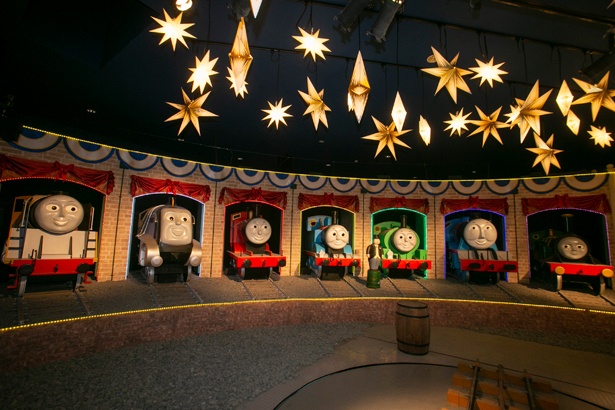 トーマスと仲間たちがずらりと並んでお出迎え！この部屋で記念撮影ができる