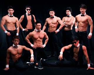 筋肉自慢の熱き戦い！よしもと芸人と筋肉紳士集団「ALLOUT」がマッスル対決開催