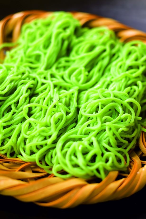 【写真を見る】中華麺100グラムと比較すると、糖質約45％オフ！ほうれん草麺