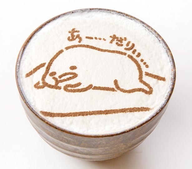 「ほうじ茶ラテ(HOT)」(648円)には、ぐでたまが描かれている/ぐでたまかふぇ × MACCHA HOUSE 抹茶館