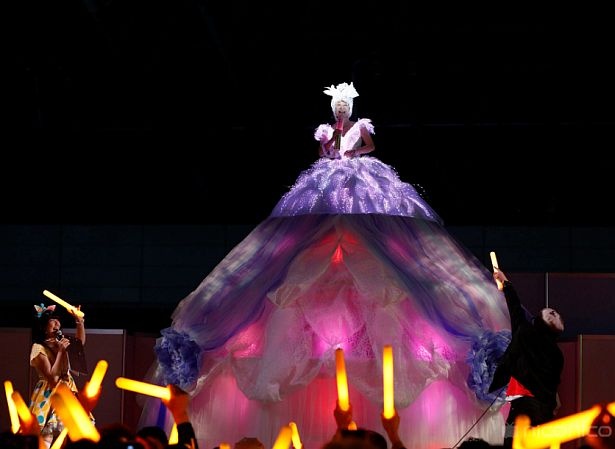 歌手の小林幸子が高さ3.5mを誇る“平成最後”の豪華電飾衣装で登場