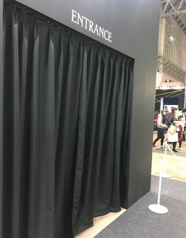 謎めいた雰囲気を演出する入口