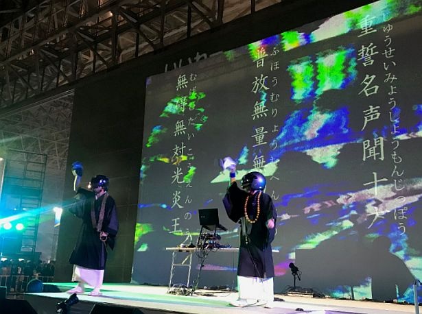 タオルを振るパフォーマンスも