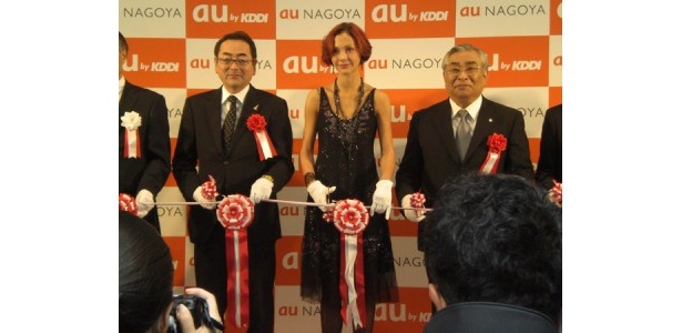 名古屋に全国初のauショップ誕生で土屋アンナも駆け付けた！