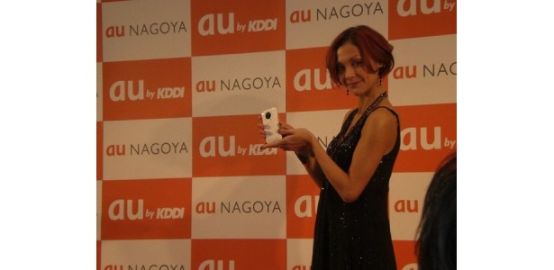 名古屋限定のサイン入り機種を持つ土屋アンナさん