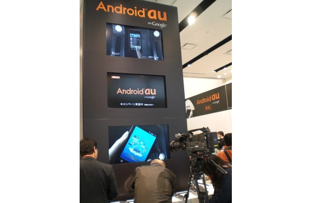 ショップ正面にモニター組み込み型の柱