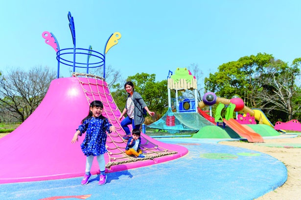 「わくわく池の冒険広場」にはトランポリンや滑り台があり、小さな子供でも安心して遊べる/万博記念公園