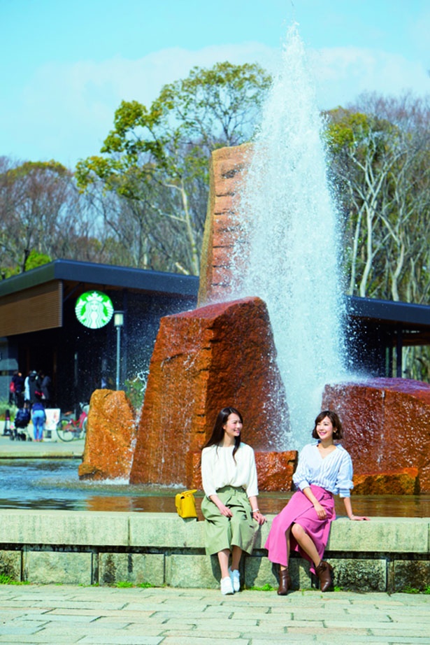 噴水前で腰かけて、ちょっと休憩。緑を眺めながら思い思いの時間を過ごそう/大阪城公園