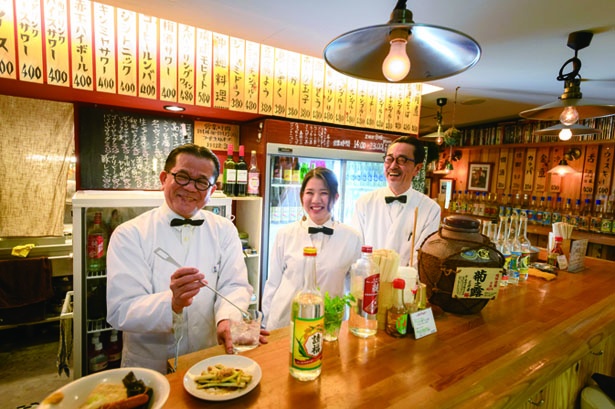 沖縄料理と個性的な酒のラインナップで客を魅了するにぎやかな立ち飲み/大衆酒場 スタンド ミルクホール