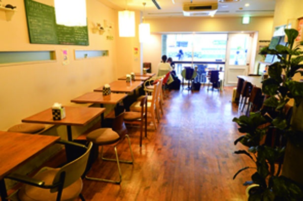 木のテーブルが並ぶ温かい空間で、ゆったりとしたカフェタイムを過ごせそう/玄米＆やさい食堂 玄三庵 西梅田店