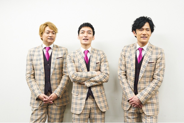 「NAKAMA to MEETING_vol.1」福岡公演後、記者の質問にこたえる香取慎吾、草彅 剛、稲垣吾郎(左から)