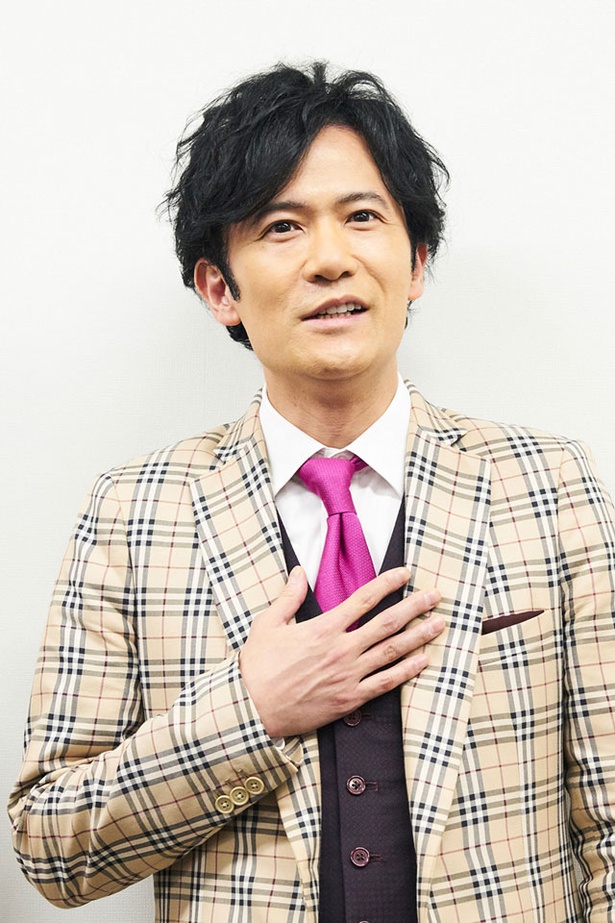 ファンミーティング福岡公演後、記者の取材にこたえる稲垣吾郎