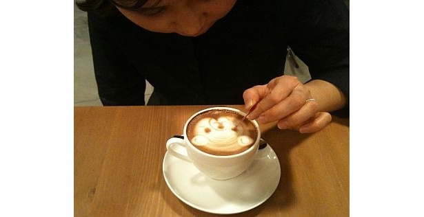 【画像】こちらも人気！自分でラテアートができる「おえかきくまラテ」。 ほかセットメニューや店内も