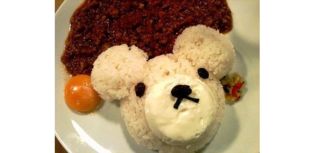付け合せには卵の黄身とピクルスが。辛いものが好きな人には「辛味ペースト」も用意している