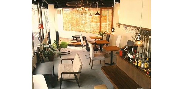 外の景色を眺めながらのんびりくつろげる店内