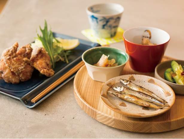 Tsunnode / 「柳橋ミックスプレート」(右・600円)は4種の肴を盛る。長崎の名店のレシピで作る「Fの唐揚げ」(左・400円)は、昼夜共に人気No.1
