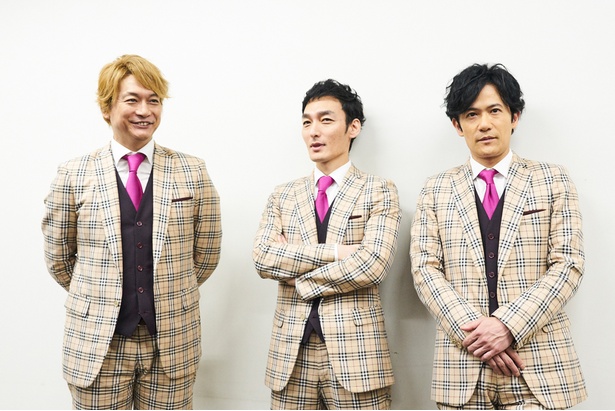 「NAKAMA to MEETING_vol.1」福岡公演後、記者の質問にこたえる香取慎吾、草彅 剛、稲垣吾郎(左から)