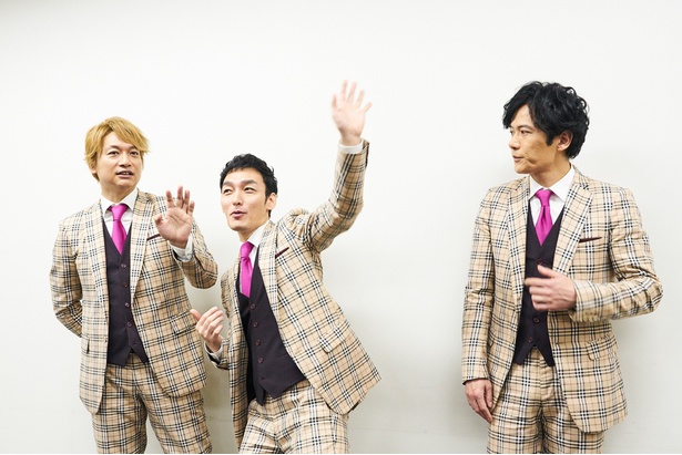 「NAKAMA to MEETING_vol.1」福岡公演後、記者の質問にこたえる香取慎吾、草彅 剛、稲垣吾郎(左から)