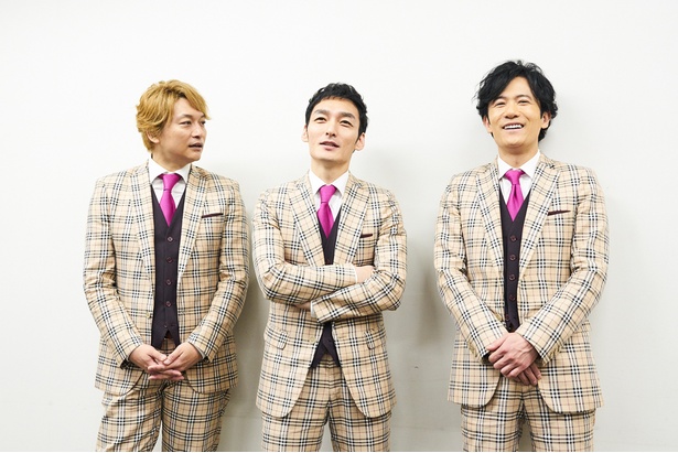 「NAKAMA to MEETING_vol.1」福岡公演後、記者の質問にこたえる香取慎吾、草彅 剛、稲垣吾郎(左から)