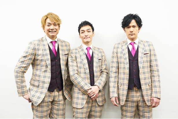 「NAKAMA to MEETING_vol.1」福岡公演後、記者の質問にこたえる香取慎吾、草彅 剛、稲垣吾郎(左から)